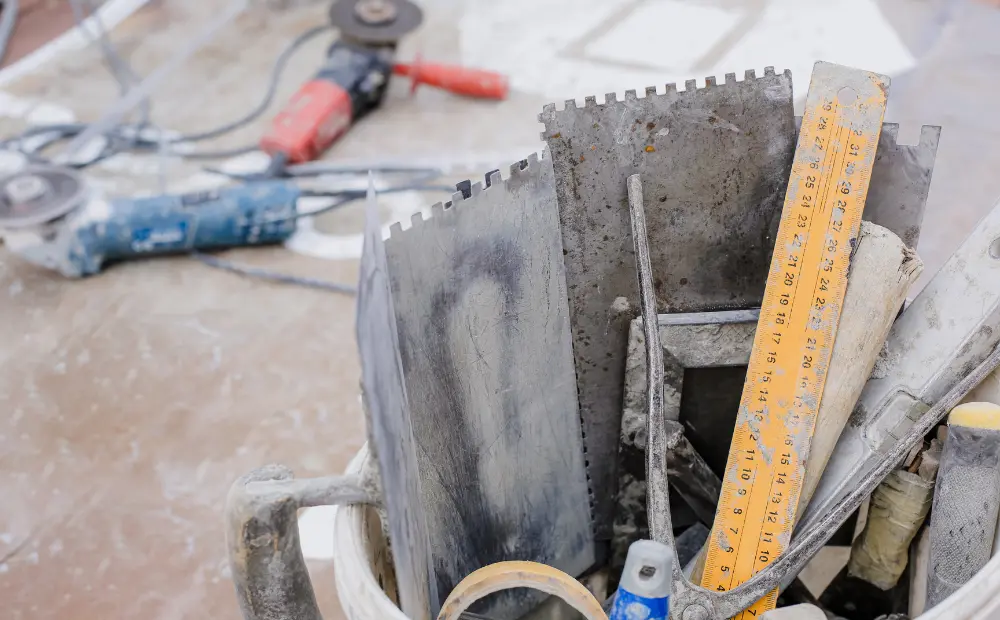 Fliesenleger Mitarbeiter Werkzeug