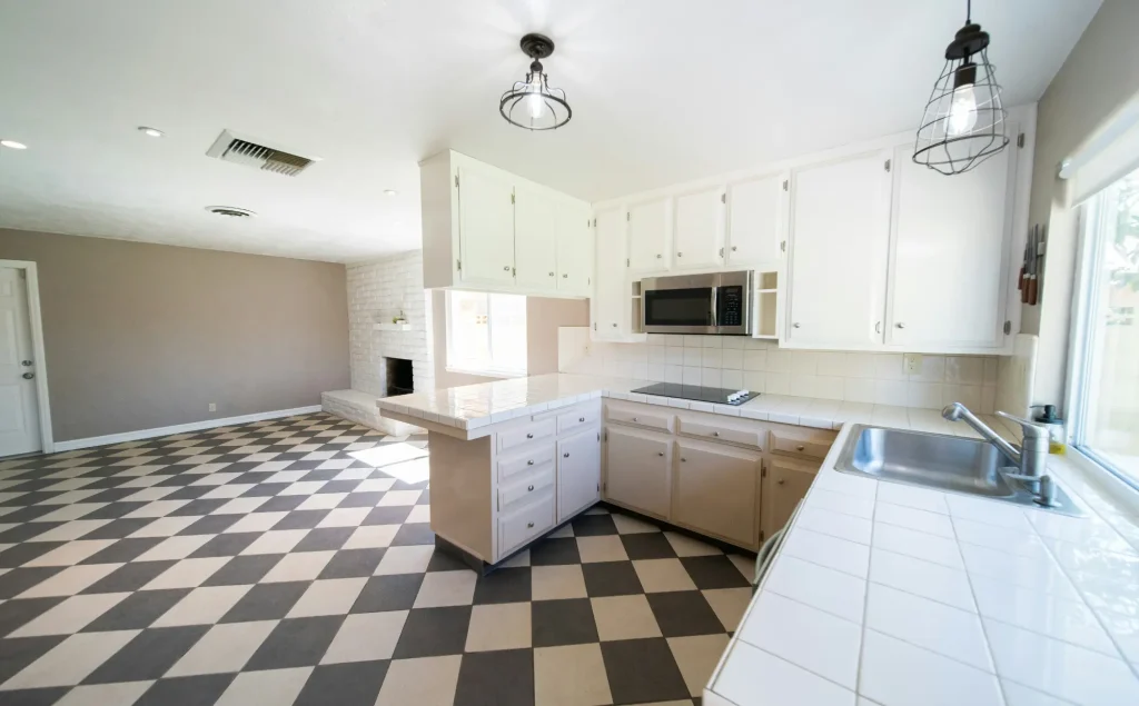 Moderne Bodenfliesen in einer hellen Küche für ein zeitloses Design.