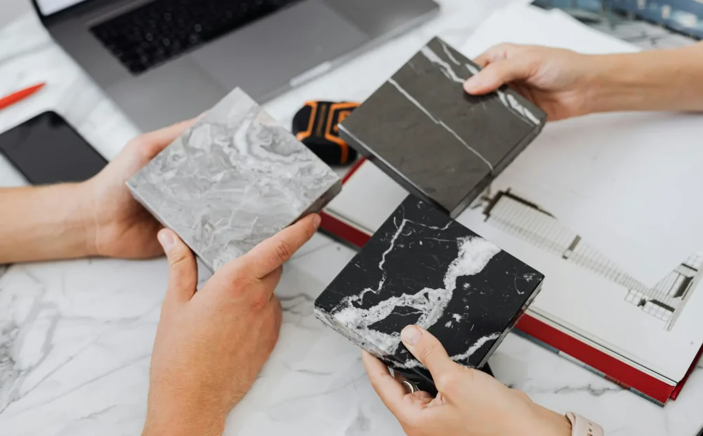 Ansprechende Wandfliesen als praktischer Spritzschutz in der Küchengestaltung.