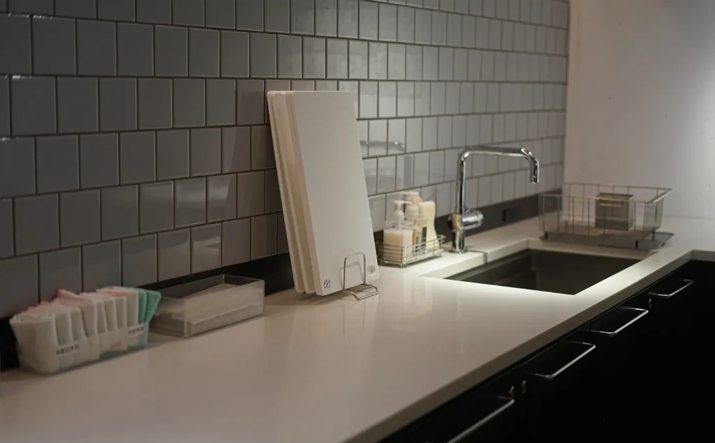 Professionelle Fliesenarbeiten in der Küche während einer Renovierung.