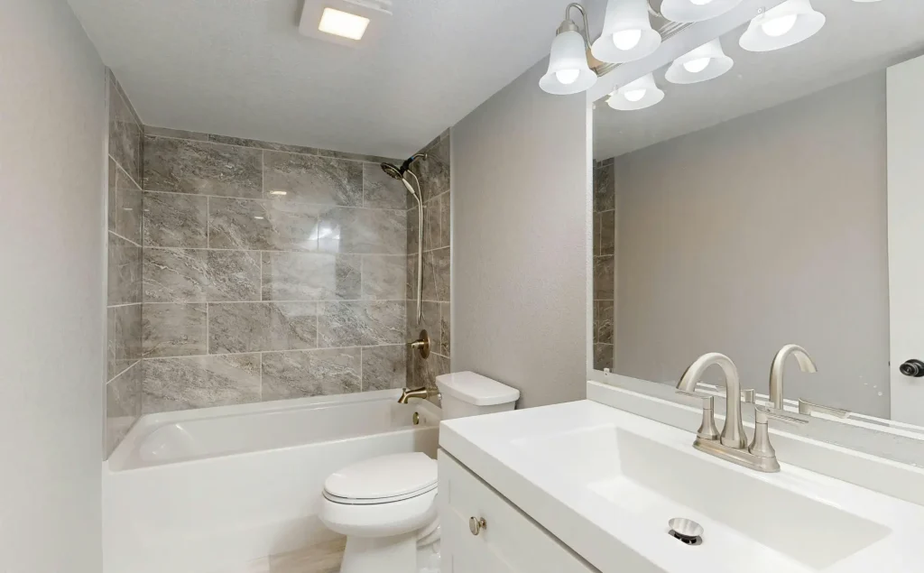 Fachgerechte Abdichtung im Duschbereich für dauerhaften Feuchtigkeitsschutz.