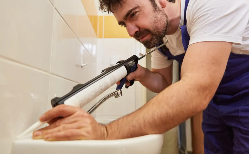 Elastische Silikonfugen im Badezimmer an Waschbecken oder Dusche.
