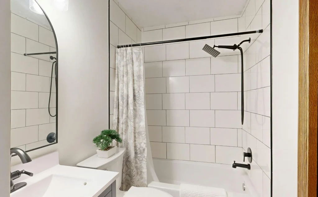 Großformatige Bodenfliesen in einem hochwertig sanierten Wohnraum.